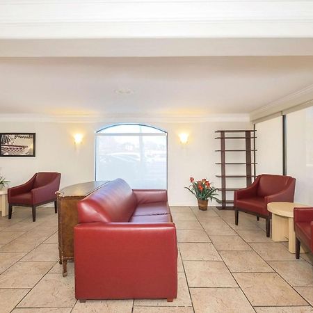 Days Inn By Wyndham Neptune Beach شاطئ جاكسونفيل المظهر الخارجي الصورة