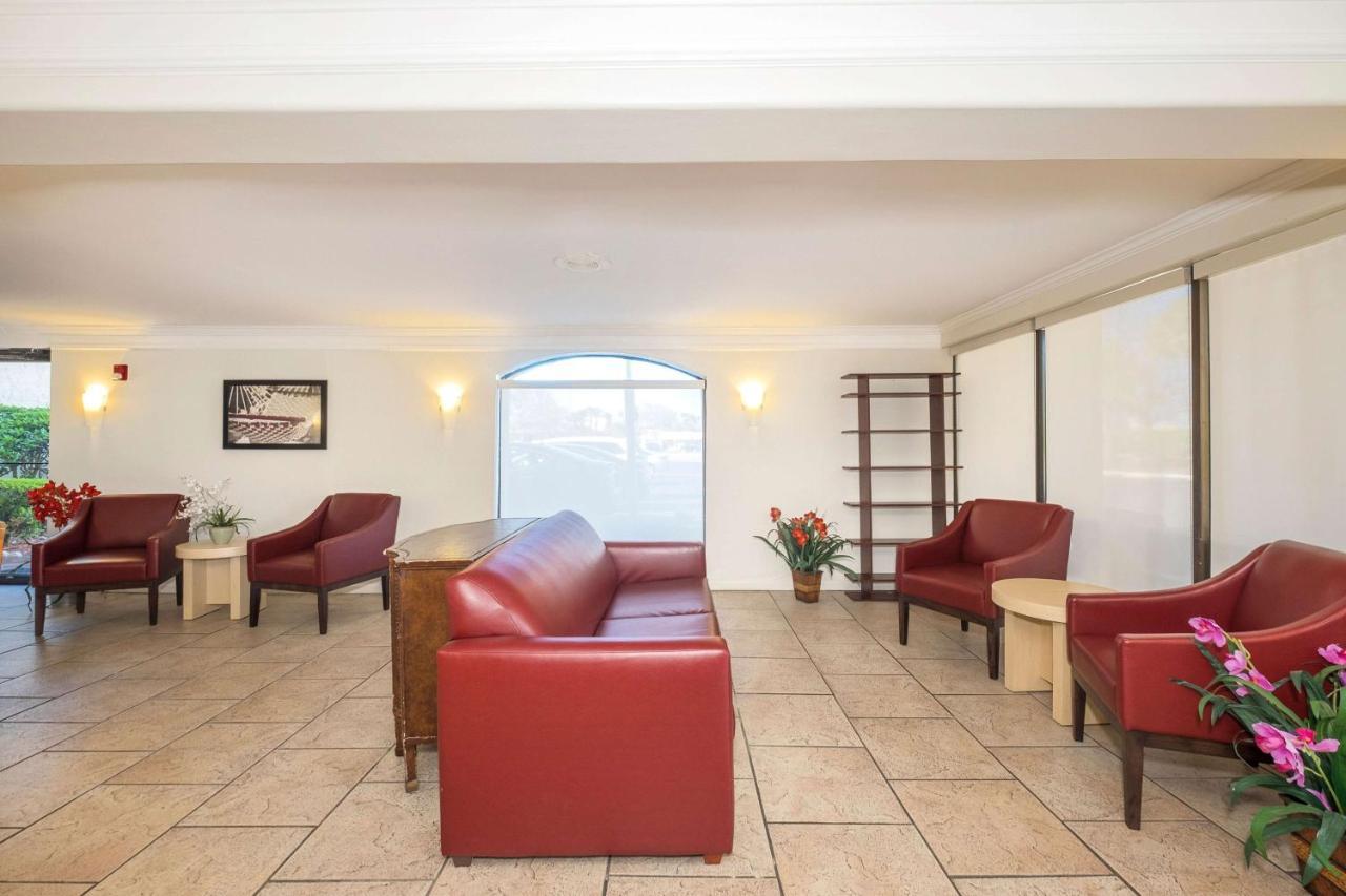 Days Inn By Wyndham Neptune Beach شاطئ جاكسونفيل المظهر الخارجي الصورة