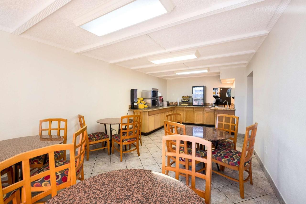 Days Inn By Wyndham Neptune Beach شاطئ جاكسونفيل المظهر الخارجي الصورة