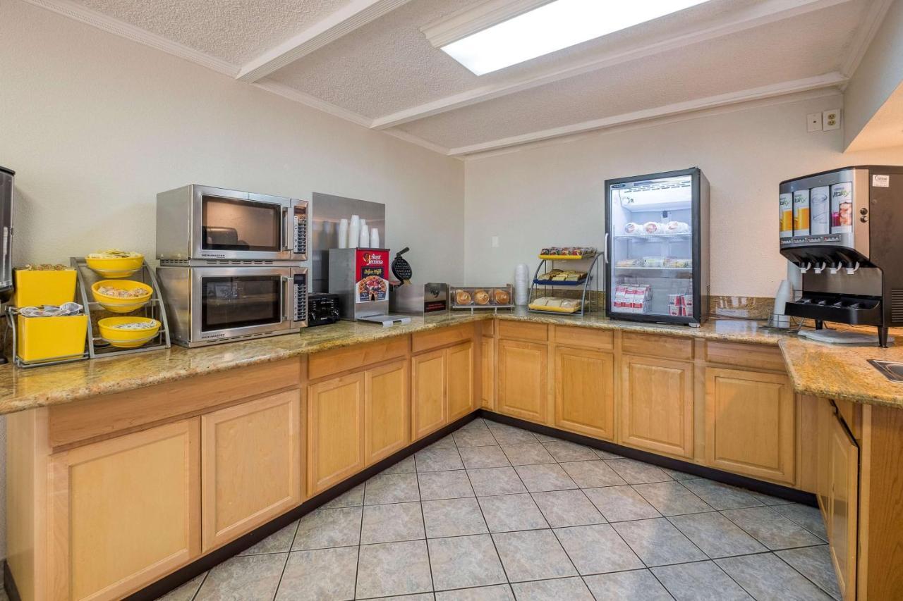 Days Inn By Wyndham Neptune Beach شاطئ جاكسونفيل المظهر الخارجي الصورة