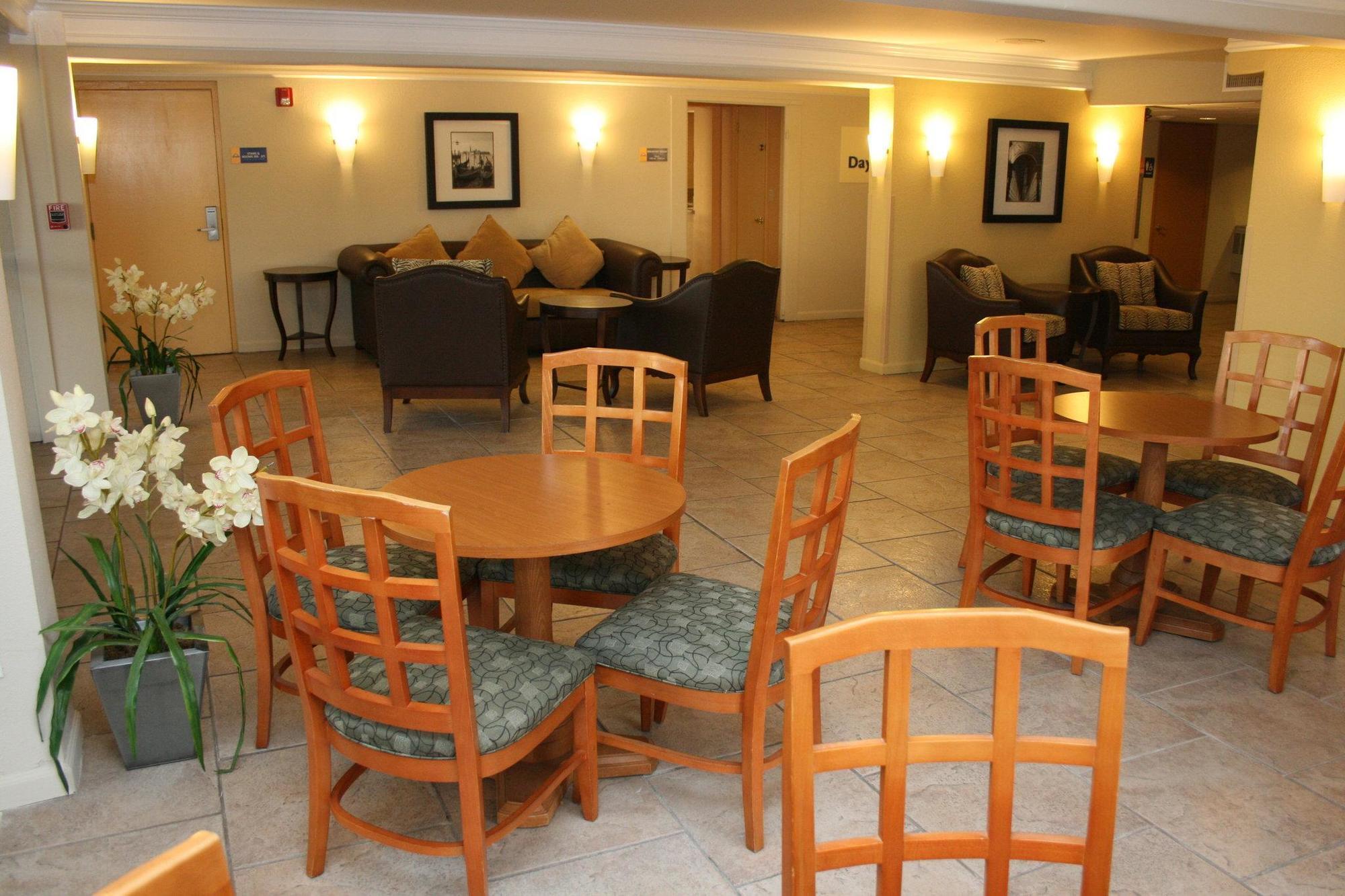 Days Inn By Wyndham Neptune Beach شاطئ جاكسونفيل المظهر الخارجي الصورة