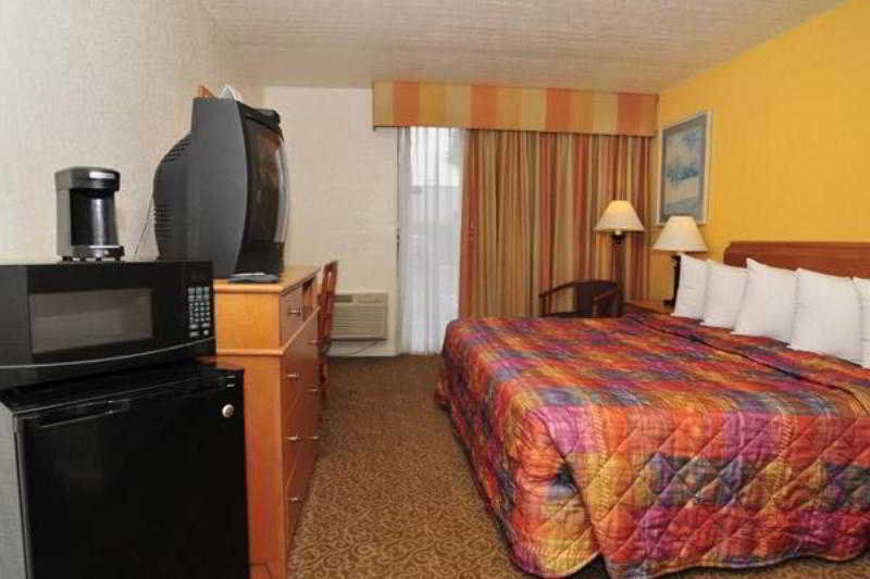 Days Inn By Wyndham Neptune Beach شاطئ جاكسونفيل المظهر الخارجي الصورة