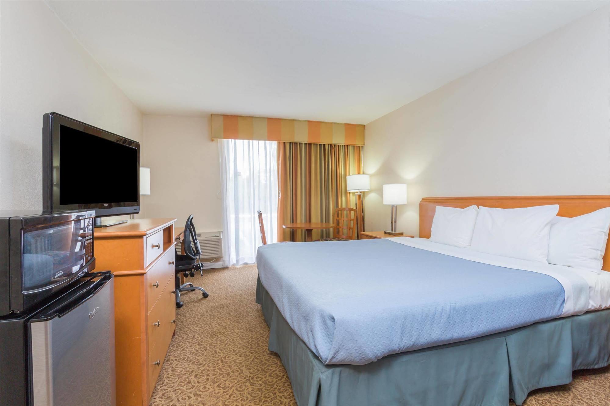 Days Inn By Wyndham Neptune Beach شاطئ جاكسونفيل المظهر الخارجي الصورة