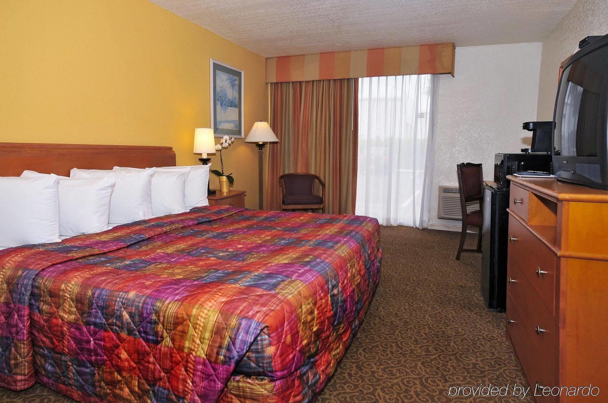 Days Inn By Wyndham Neptune Beach شاطئ جاكسونفيل المظهر الخارجي الصورة