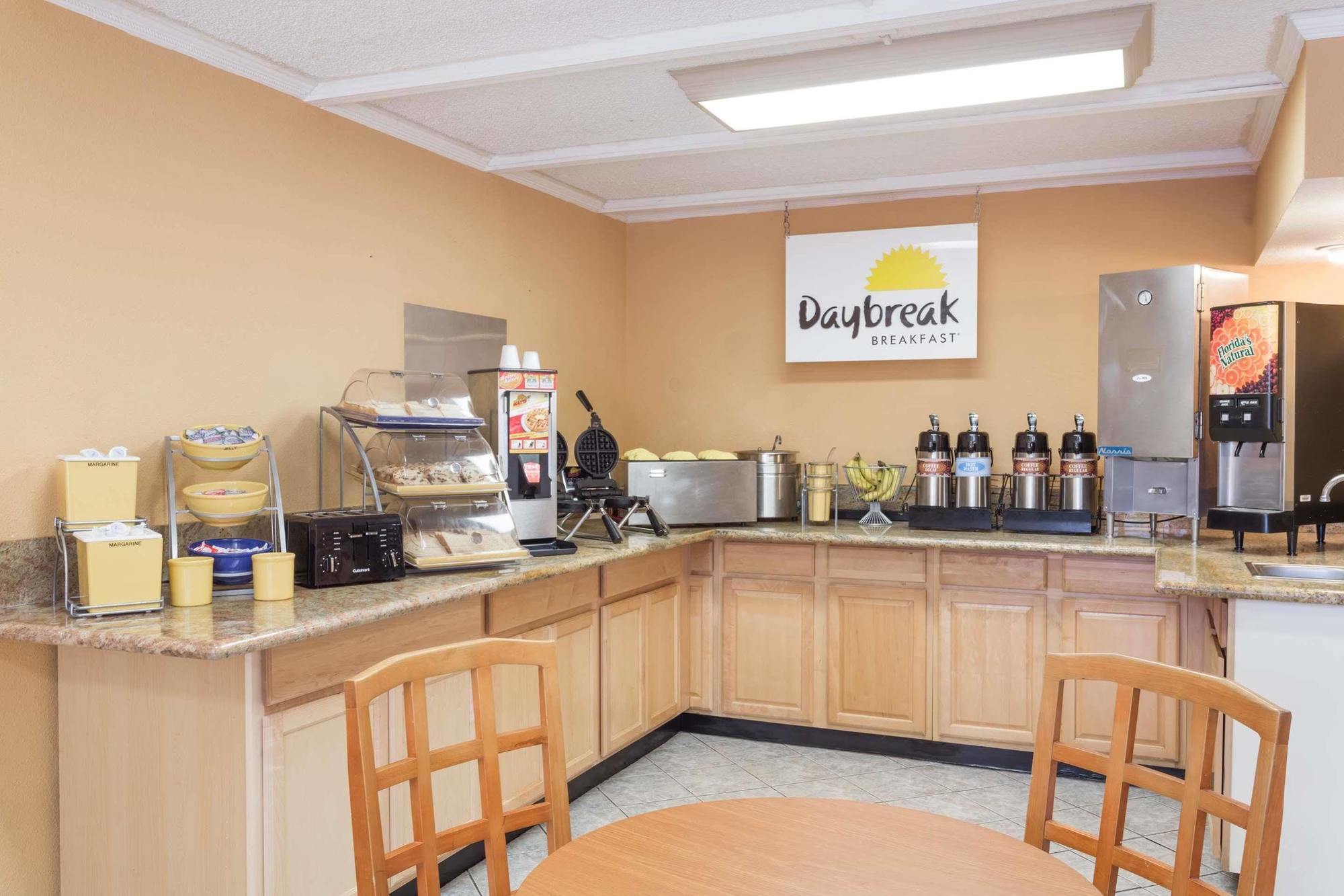 Days Inn By Wyndham Neptune Beach شاطئ جاكسونفيل المظهر الخارجي الصورة